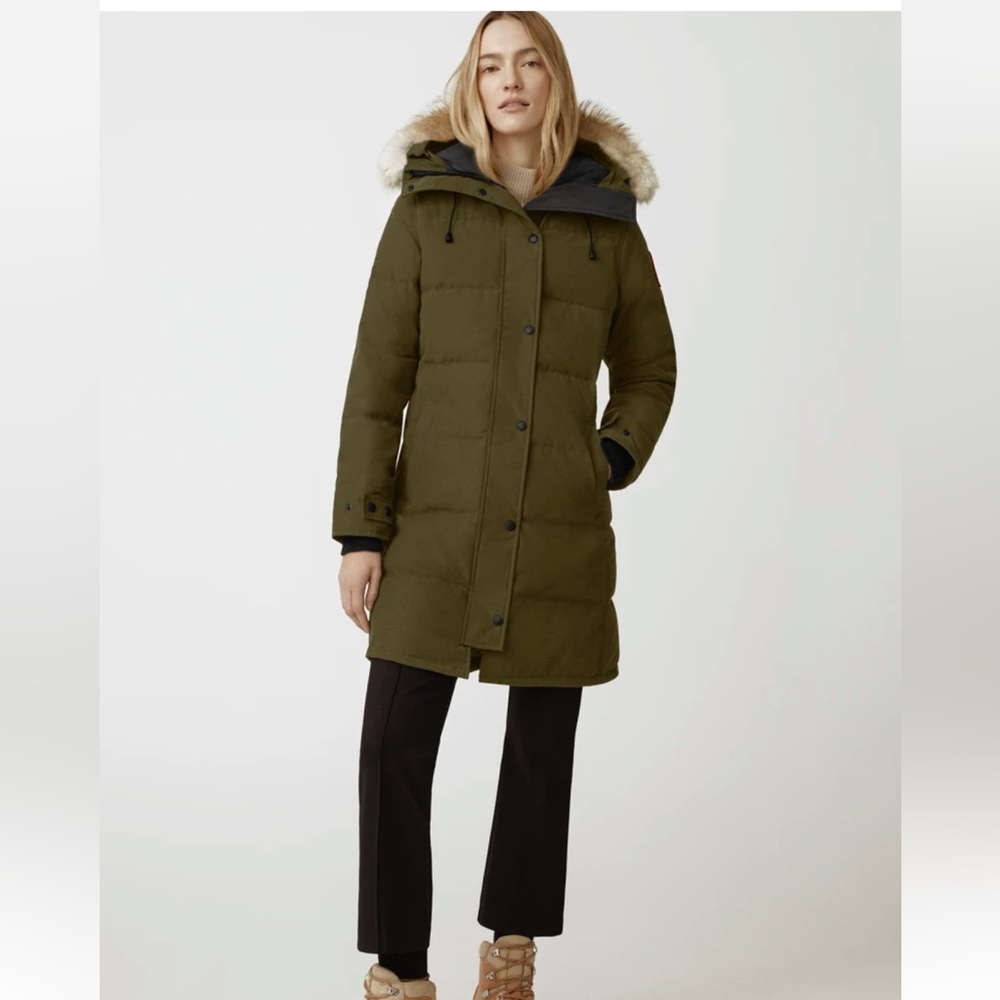 Canada goose Shelburne Parka with Coyote fur trim size xs in Military green